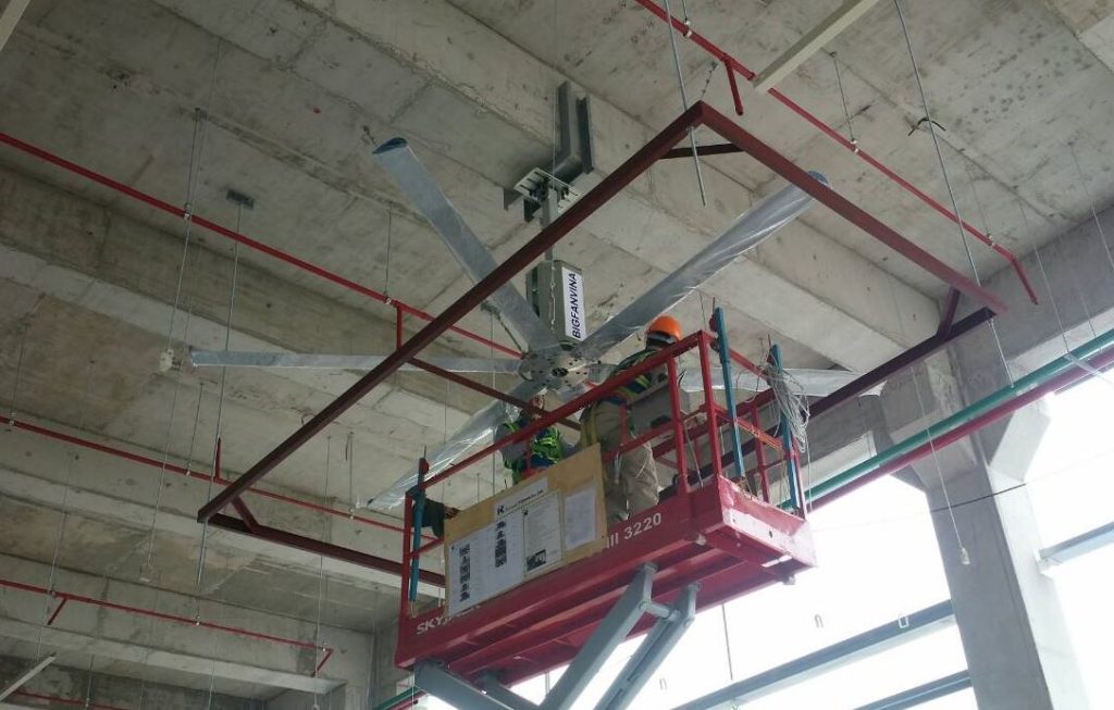 Công nhân JSIG lắp quạt trần cỡ lớn cho nhà xưởng dự án Nichirin Phase 4